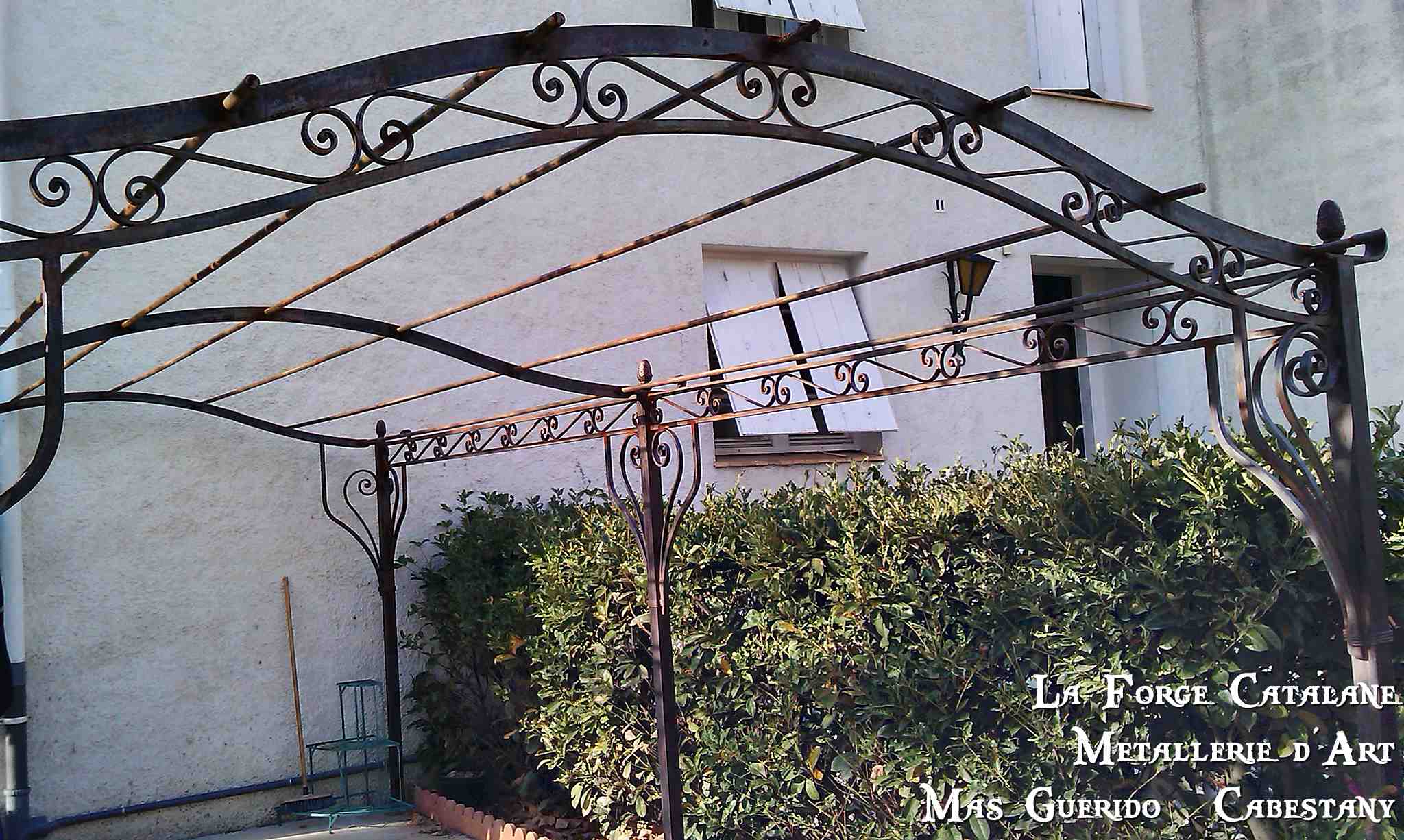 tonnelle ouvragee en forme de chapeau de gendarme frises avec volutes forge catalane.jpg